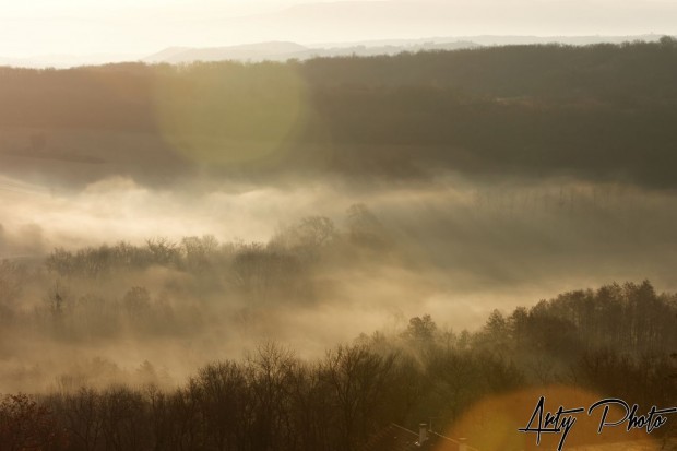Soleil levant et brume matinale